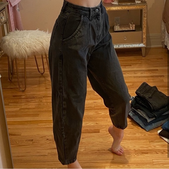 Zara Black Ankle Cropped Jeans with Relaxed Fit and Wide-Leg Design - Picture 3 of 4